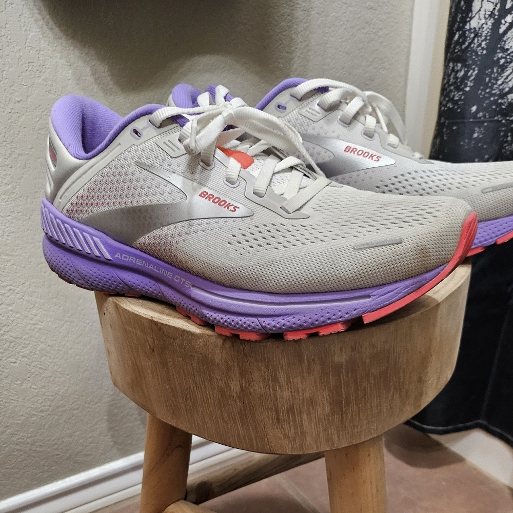 Brooks ADRENALINE GTS 22 Women's Athletic Shoes - White and Purple